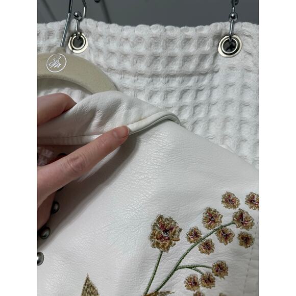 Blank NYC White Embroidered Floral Vegan Leather Moto Jacket Sz Med - Picture 10 of 10